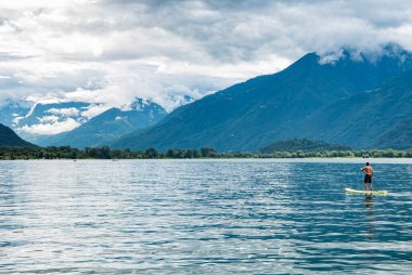 Como Gölü 'nde kürek çekme sahnesi