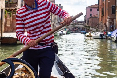 Venedik kanalında Gondolcu.