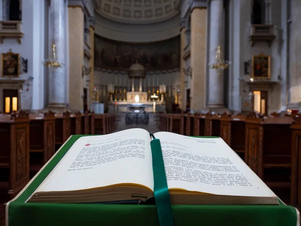 Sainte Bible Dans Une Église Trieste — Photo