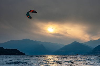 Gün batımında Como Gölü 'nde uçurtma sahnesi