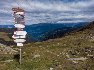 Valtellina Alpleri 'ndeki bir yol üzerindeki iz sinyalleri (oklar patikaların ulaştığı yerlerin isimlerini gösterir))