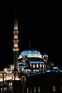İstanbul 'daki Yeni Camii camiinin gece manzarası