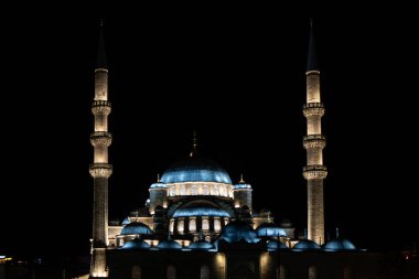İstanbul 'daki Yeni Camii camiinin gece manzarası