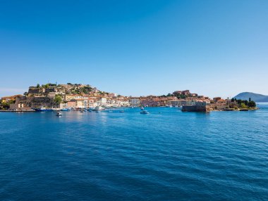 Portoferraio limanının manzarası