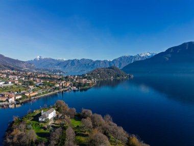 Como Gölü 'ndeki Ossuccio köyünden Comacina Adası manzarası