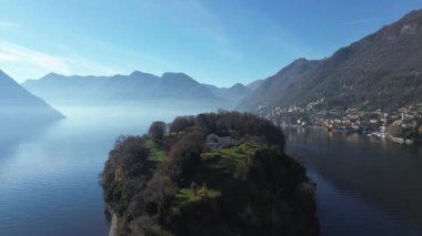 Como Gölü 'ndeki Ossuccio köyünden Comacina Adası manzarası 