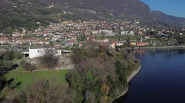 Como Gölü 'ndeki Ossuccio köyünden Comacina Adası manzarası 