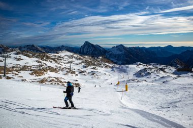 Dufourspitze kayak alanında kayak pisti manzarası
