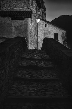 Nesso 'da bir gece sahnesi Como Gölü' nde bir köy.