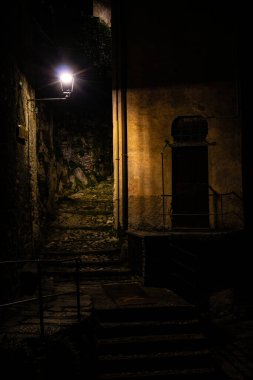 Nesso 'da bir gece sahnesi Como Gölü' nde bir köy.