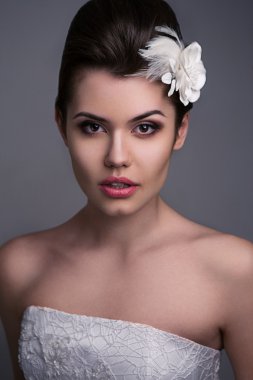 Kameraya bakarak güzel gelin