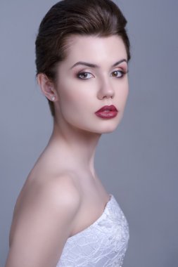 Kameraya bakarak prety gelinin profili