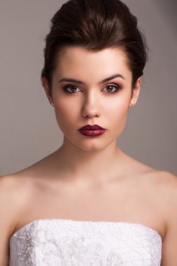 Seksi Gelin kameraya bakıyor