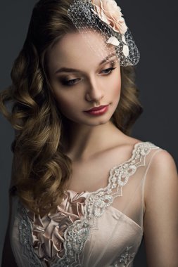 Güzel Gelin aşağı bakıyor