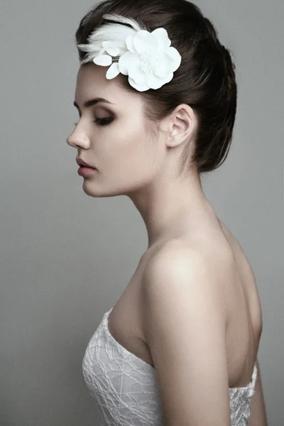 Profil ładnej panny młodej z kwiatem we włosach — Zdjęcie stockowe