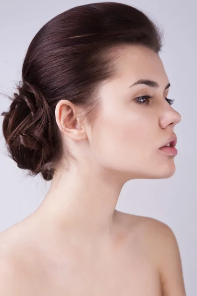 Jolie femme avec coiffure à la mode Images De Stock Libres De Droits