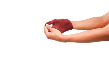 Bir insanın ellerinin, parmakları bükülmüş, tek bir kırmızı parmaksız eldiven giyerken yakın çekim görüntüsü.