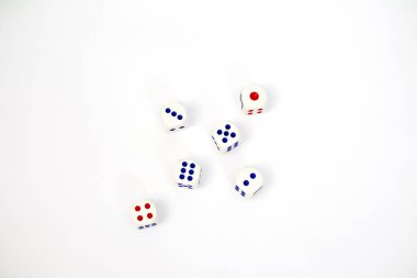 Her biri mavi ve kırmızı noktaları temsil eden altı beyaz zardan oluşan bir koleksiyon düzenlenmiştir.