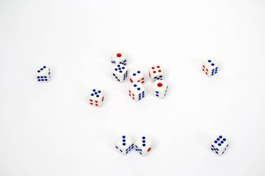 Beyaz bir yüzeye dağılmış mavi ve kırmızı çekirdekli beyaz zar koleksiyonu.