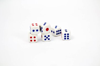 Kırmızılı ve mavi noktalı altı beyaz zardan oluşan bir kolleksiyon.