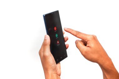 Kırmızı ve yeşil renkli trafik ışıklarını gösteren akıllı telefon ekranına dokunan bir eli kapat