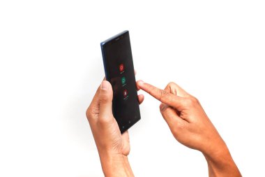 Koyu ekran akıllı telefon ile saf bir ekran karşısında görünür renkli uygulama simgelerini tutan eli kapat