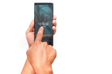 Dijital saat ve manzara gösteren modern bir akıllı telefon tutan bir insanın ellerini kapatın.