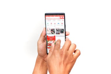 South Lampung, 14 Aralık 2025: Sosyal medyadan Beyazların Arkaplanına Karşı Akıllı Telefondan Kaydırılan Bir Kişi Yaklaş