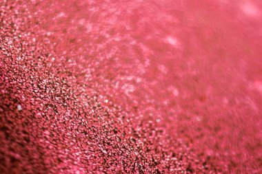 Canlı, pembe bir parıltı yüzeyinin, sığ bir alan derinliğine sahip yakın görüntüsü yumuşak bir bokeh etkisi yaratıyor..