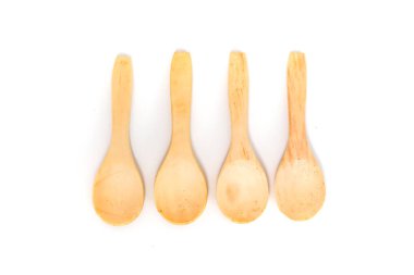 Dört hafif ahşap kaşık seti, doğal malzeme ve basit tasarım sergileniyor, beyaz üzerine izole edilmiş..