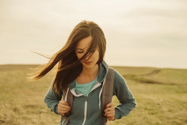 屋外を歩く美しい少女 — ストック写真