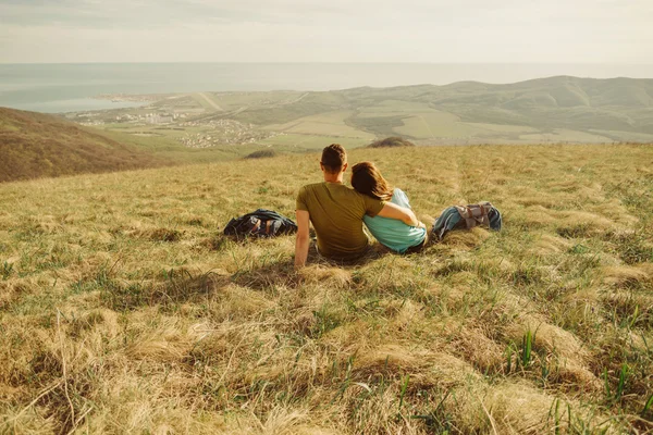 草原で休んでカップル — ストック写真