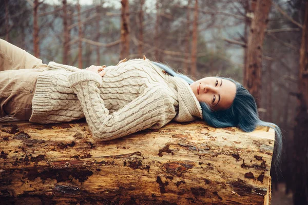 Menina descansando no tronco da árvore — Fotografia de Stock