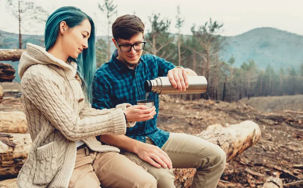 Paar drinken buiten thee — Stockfoto