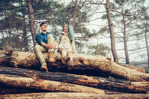 Paret sitter på trädstam — Stockfoto