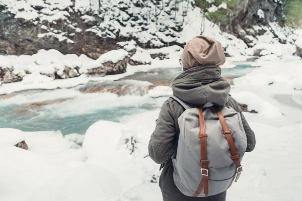 Vrouw wandelen in de winter — Stockfoto