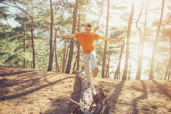 Heureux gars marchant dans la forêt — Photo