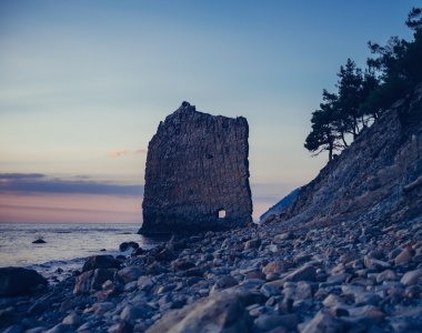 Rock yelken üzerinde çakıl coast, Karadeniz 