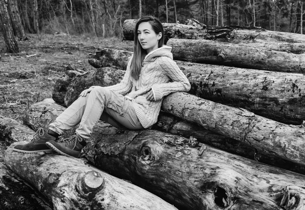 Dívka sedící na zásobníku kmen stromu — Stock fotografie