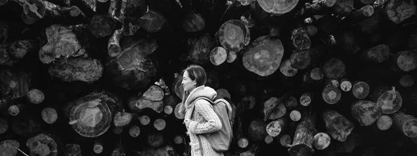 Sac à dos jeune femme en plein air — Photo