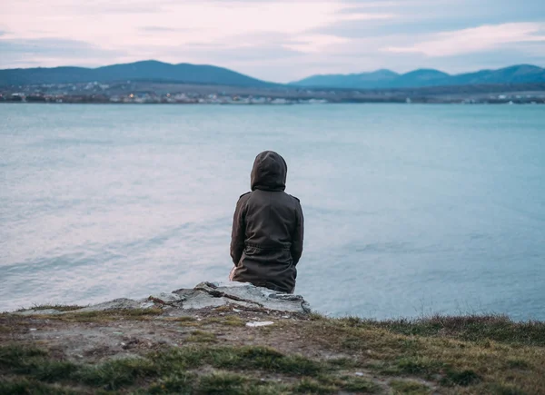 Kvinna som njuter av utsikten över havet — Stockfoto