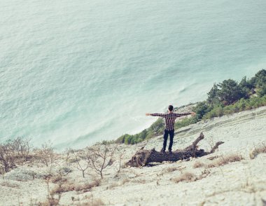 Mutlu adam kıyıda duran 