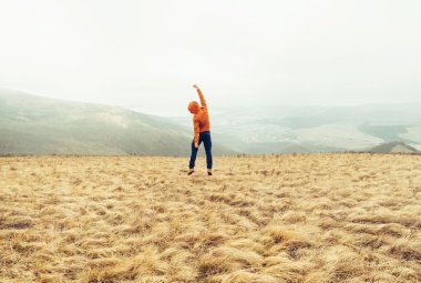 Mutlu adam çayır üzerinde atlama 