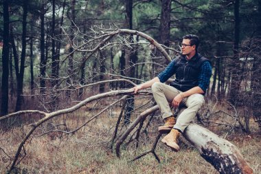 Explorer adam ağaç üstünde dinlenme