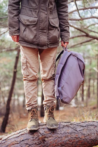 Неузнаваемый турист с рюкзаком на открытом воздухе — стоковое фото
