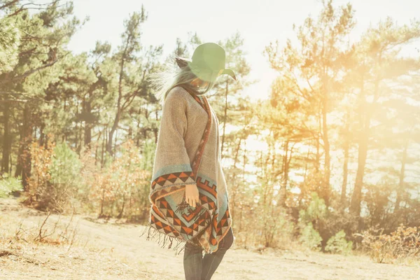 Femme à la mode marchant en plein air — Photo