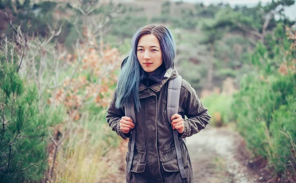 Meisje van de wandelaar wandelen in het woud — Stockfoto