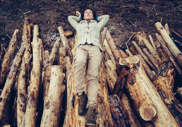 Женщина лежит на рухнувшем стволе дерева — стоковое фото