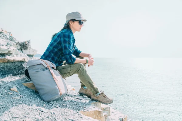 Chica viajera descansando en la costa —  Fotos de Stock