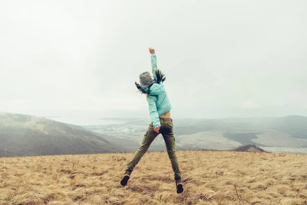 Felice salto all'aperto — Foto Stock